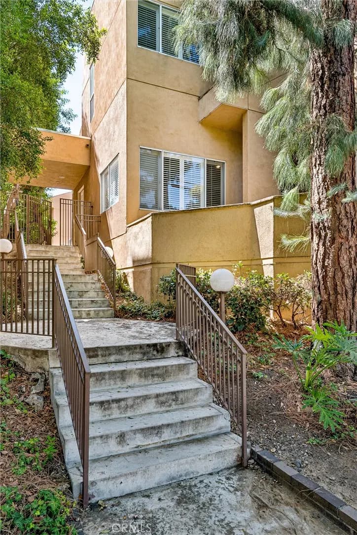 18730 Hatteras 48, Tarzana, CA — listing photo 1