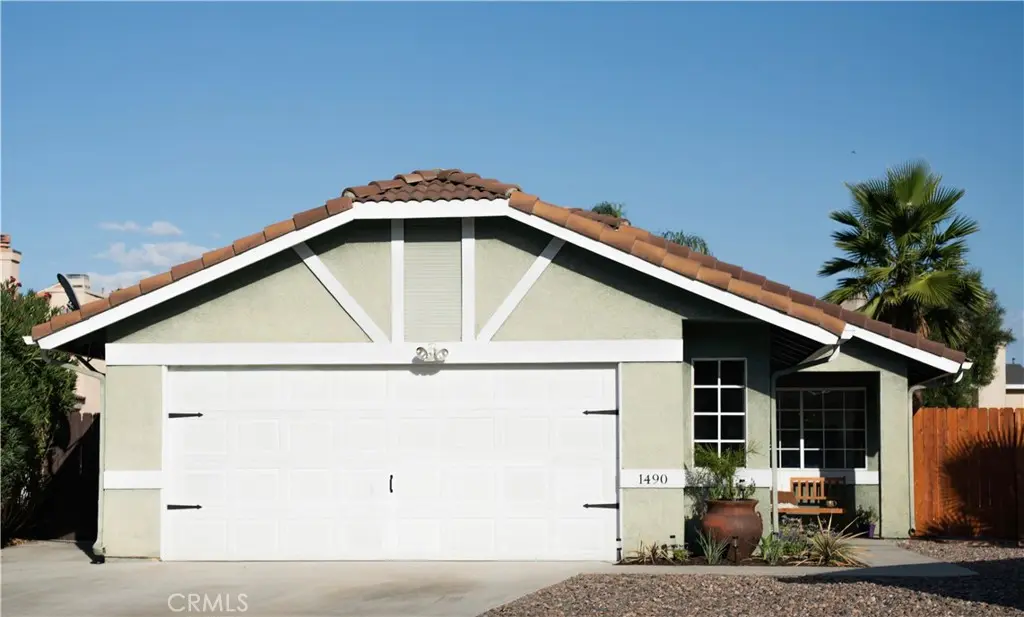 1490 Fallbrook Avenue, Hemet, CA — listing photo 1