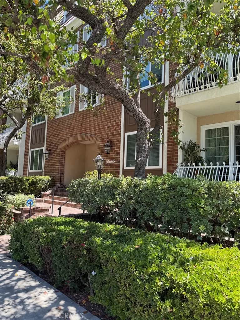 10668 Eastborne 203, Los Angeles, CA — listing photo 1
