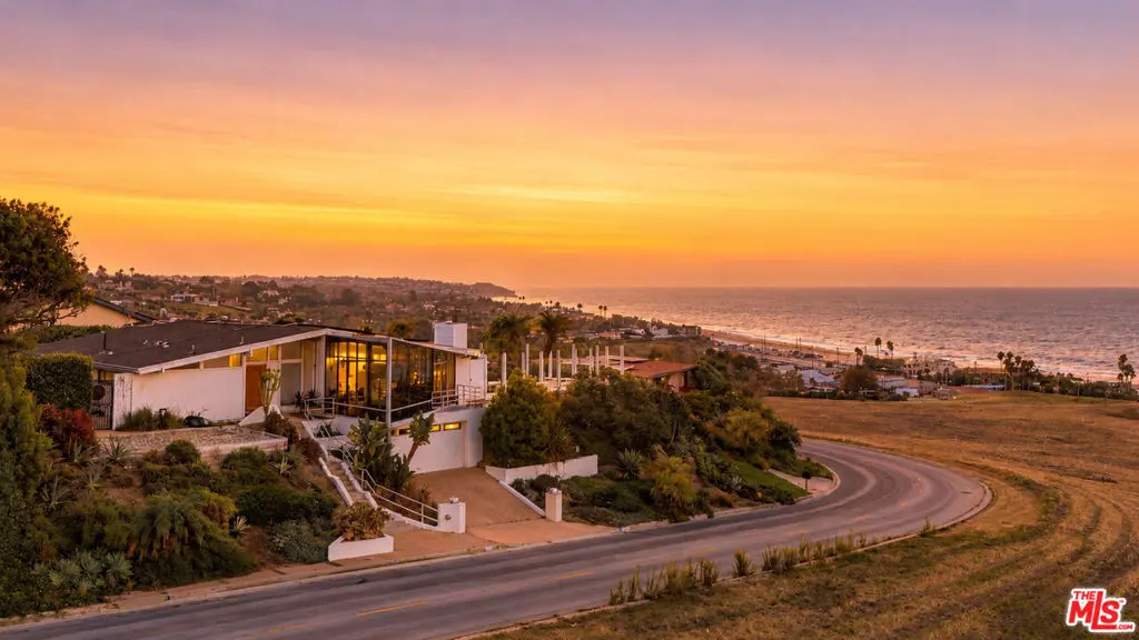 Ocean View Homes in Malibu