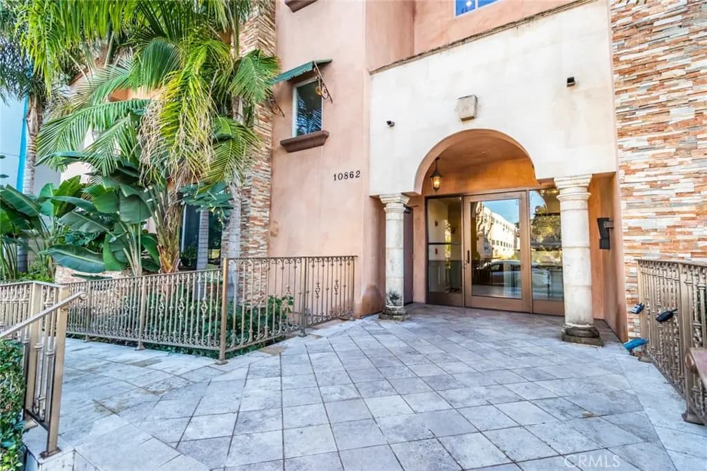 10862 Bloomfield 203, Toluca Lake, CA — listing photo 1