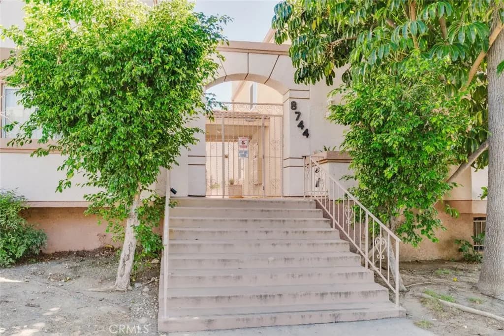 8744 Darby Avenue 14, Northridge, CA — listing photo 1