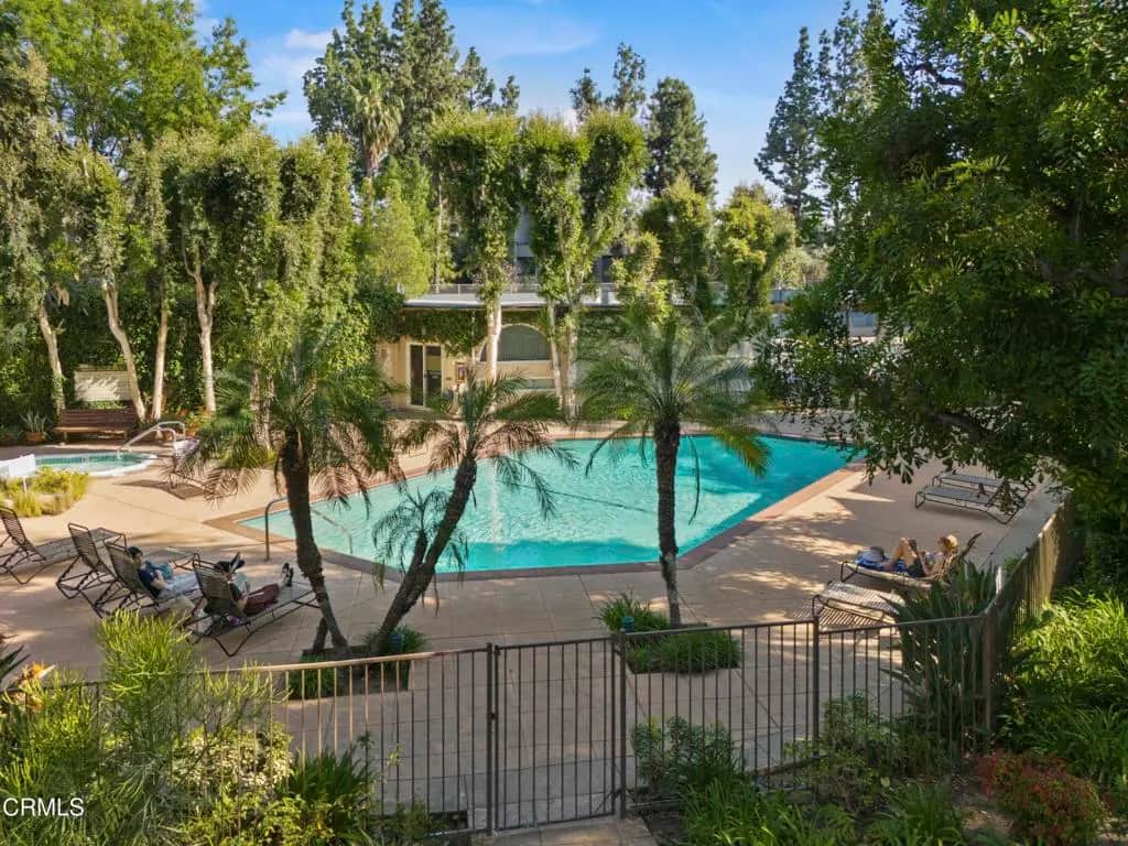 22330 Victory Boulevard 401, Los Angeles, CA — listing photo 1