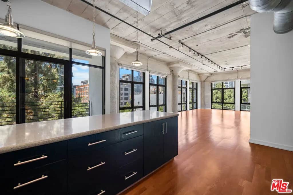 330 W 11th Street 406, Los Angeles, CA — listing photo 1