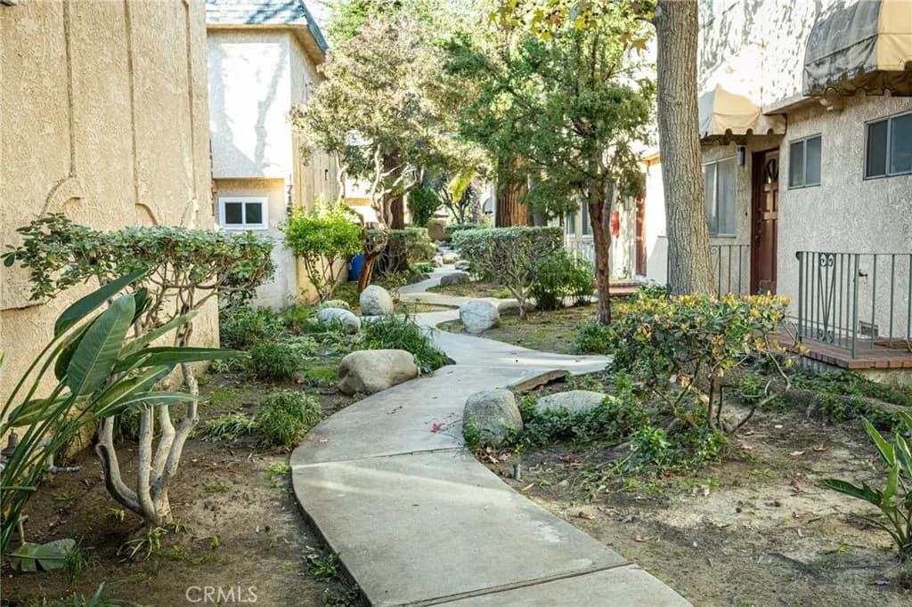 17135 Roscoe Boulevard 7, Northridge, CA — listing photo 1