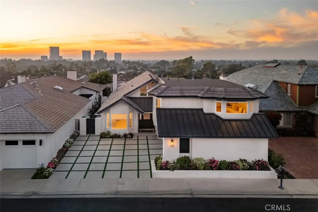 Homes With Pool in Newport Beach