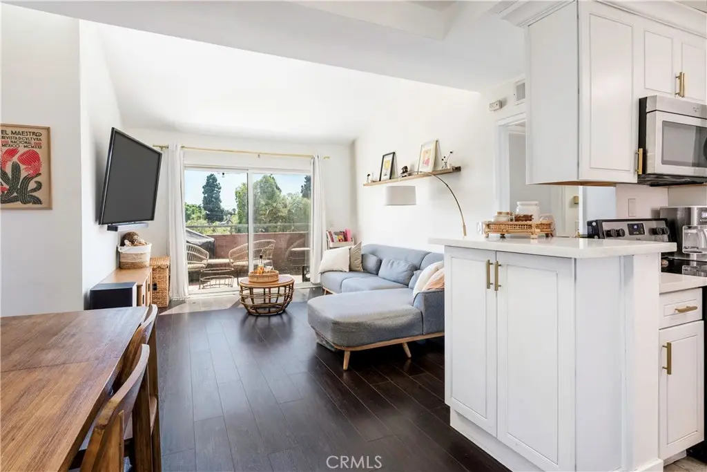 2507 E 15th 301, Long Beach, CA — listing photo 1