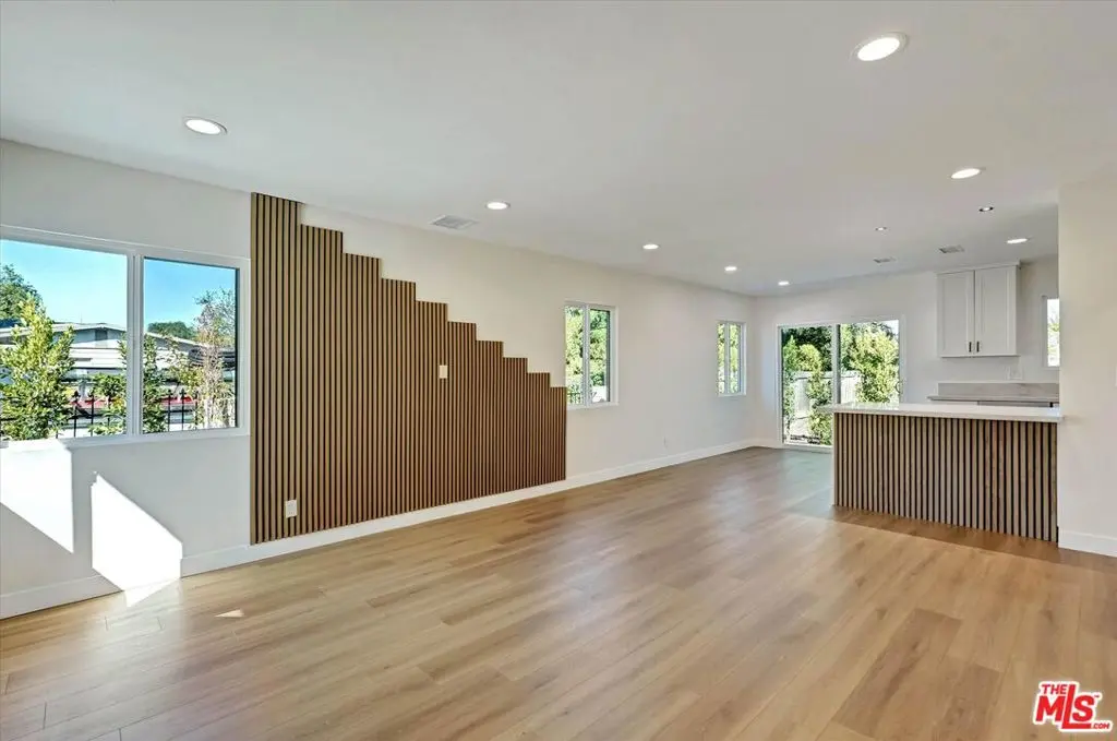 22457 Clarendon St, Woodland Hills, CA — listing photo 1