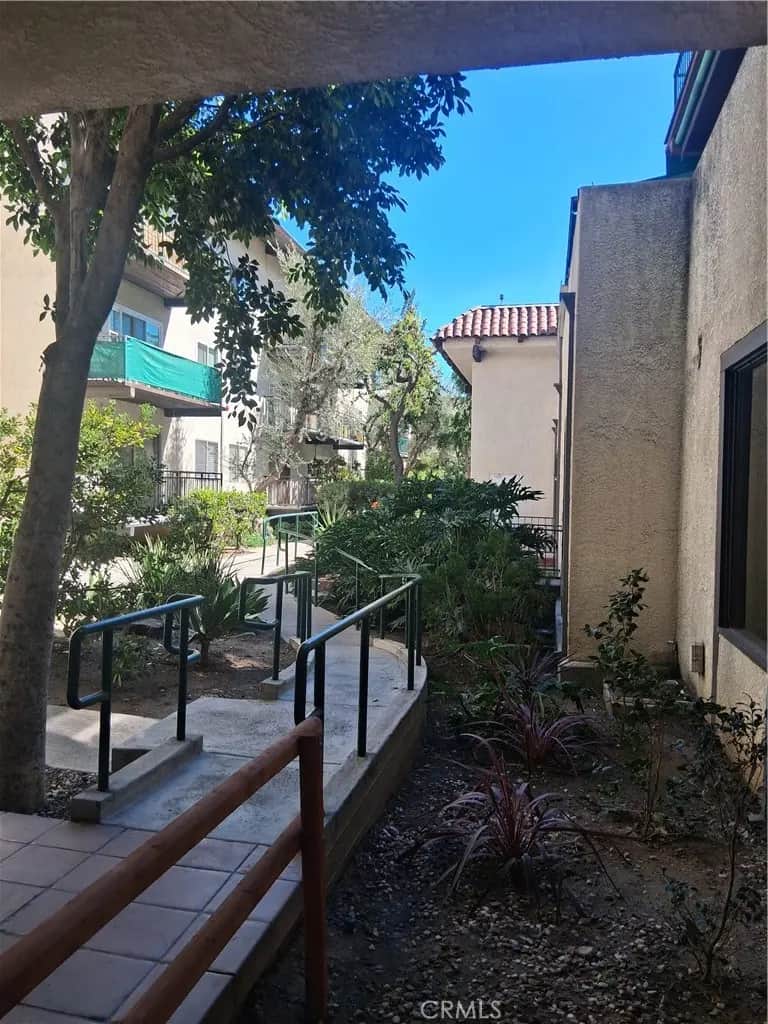5640 WHITE OAK Avenue C216, Encino, CA — listing photo 1