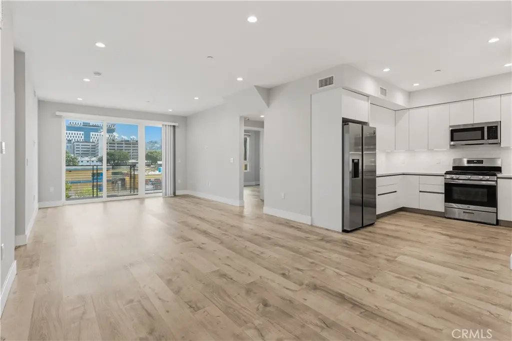 5820 La Mirada Avenue 401, Hollywood, CA — listing photo 1