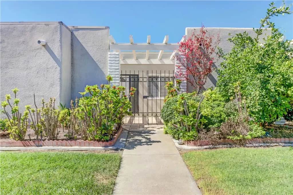 2005 Via Mariposa W B, Laguna Woods, CA — listing photo 1