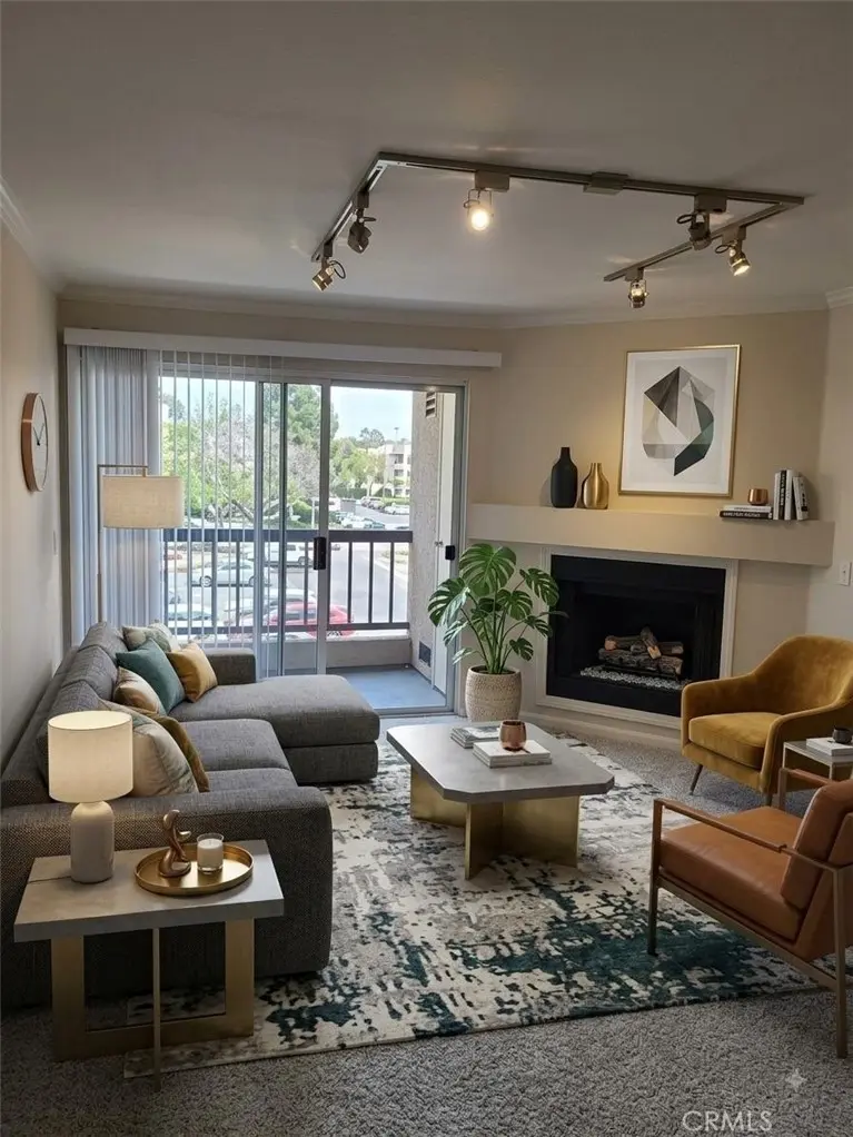 5545 Canoga Avenue 213, Woodland Hills, CA — listing photo 1