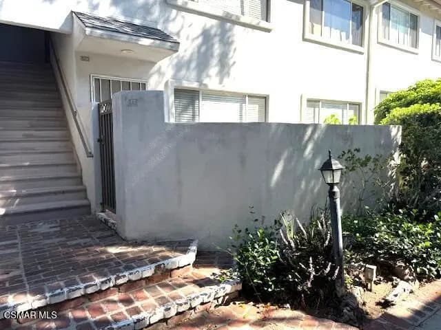 18619 Collins Street F7, Tarzana, CA — listing photo 1