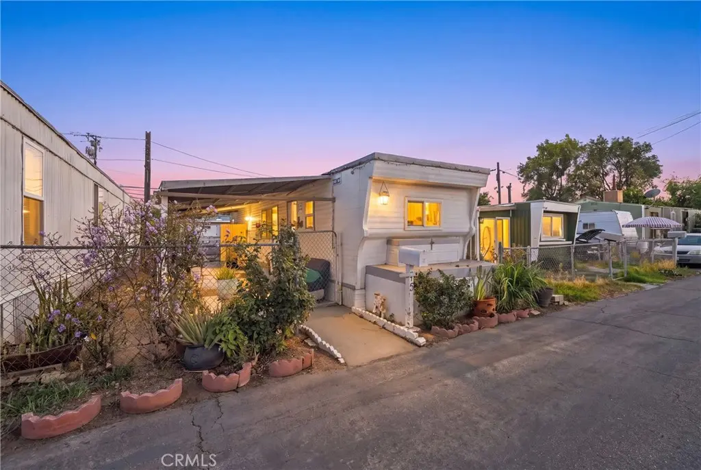 5925 Mission Boulevard 15, Riverside, CA — listing photo 1