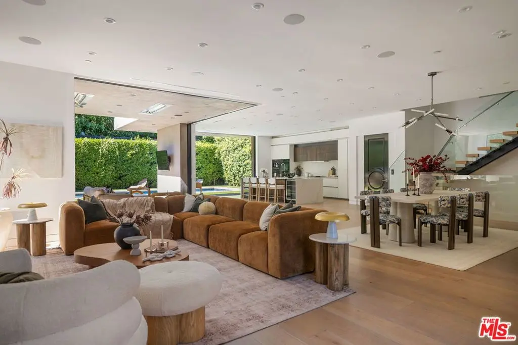 Homes With Pool in Beverly Hills