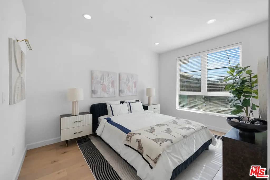 105 S Mariposa Avenue 204, Los Angeles, CA — listing photo 1