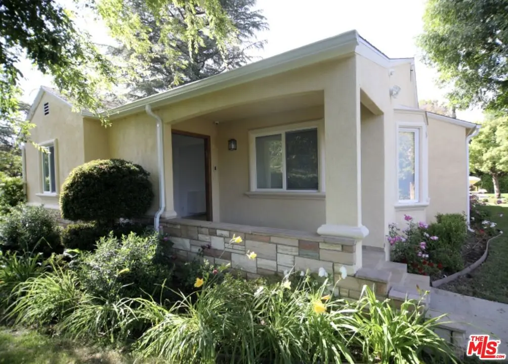 23005 Oxnard Street, Woodland Hills, CA — listing photo 1