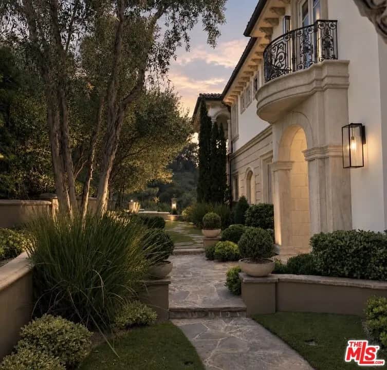 2680 Bowmont Drive, Beverly Hills, CA — listing photo 1