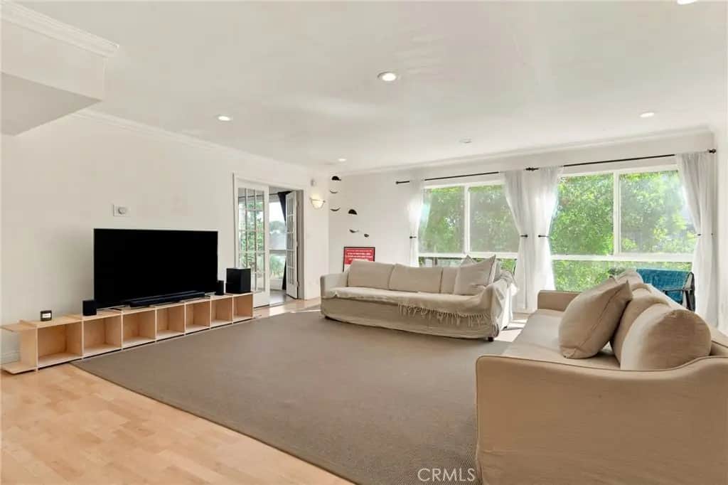 5315 Zelzah Avenue 16, Encino, CA — listing photo 1
