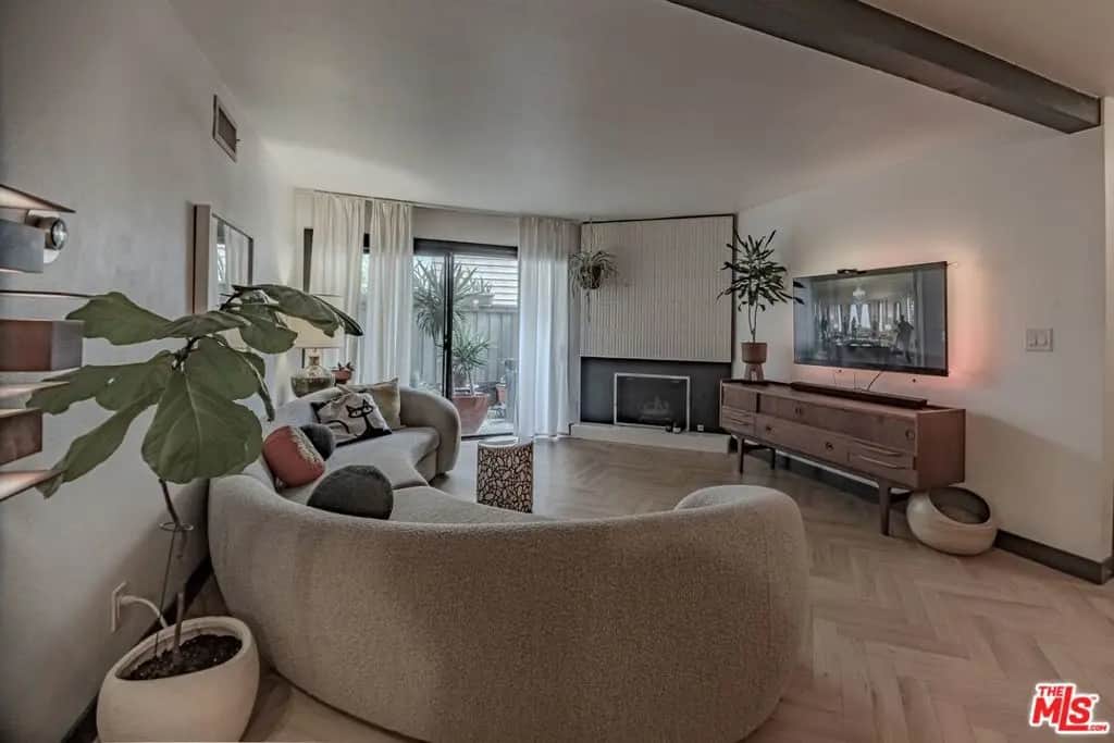 15511 Sherman Way 40, Van Nuys, CA — listing photo 1