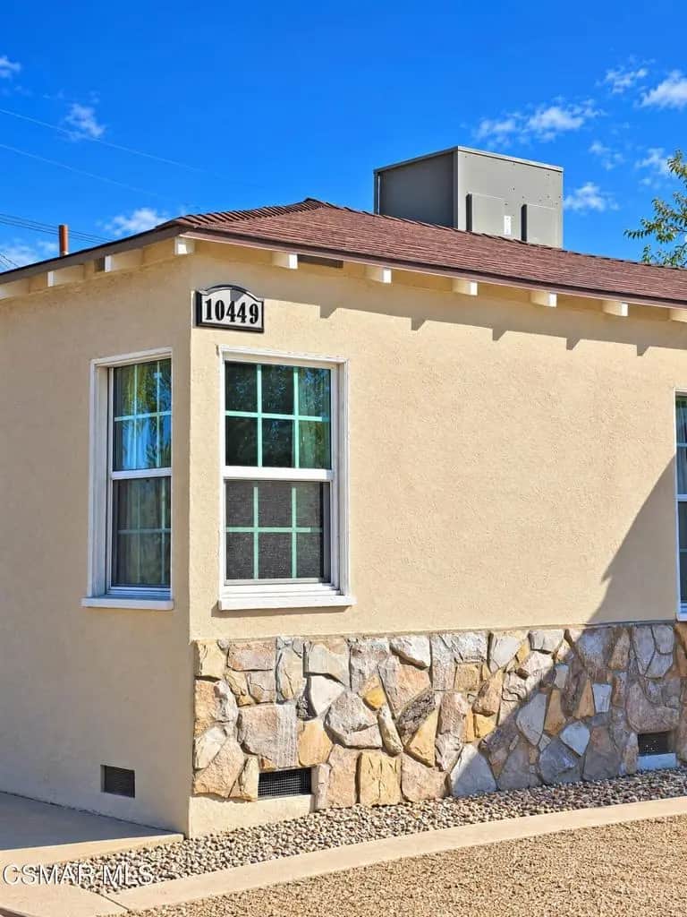10449 Chandler Boulevard, North Hollywood, CA — listing photo 1