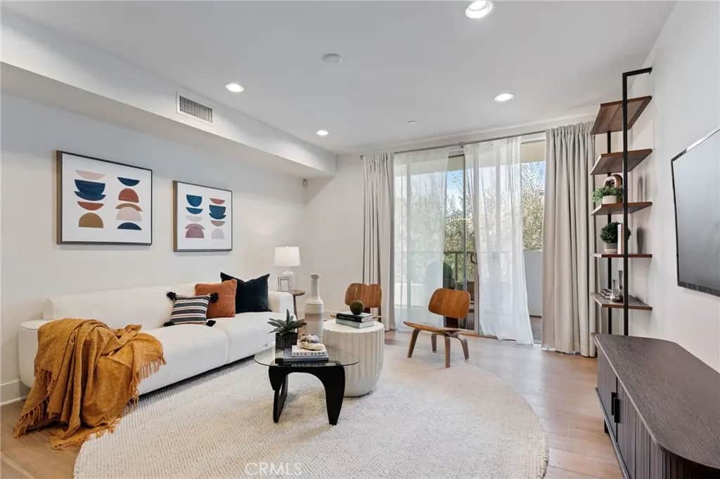 118 N Kings Rd 201, Los Angeles, CA — listing photo 1