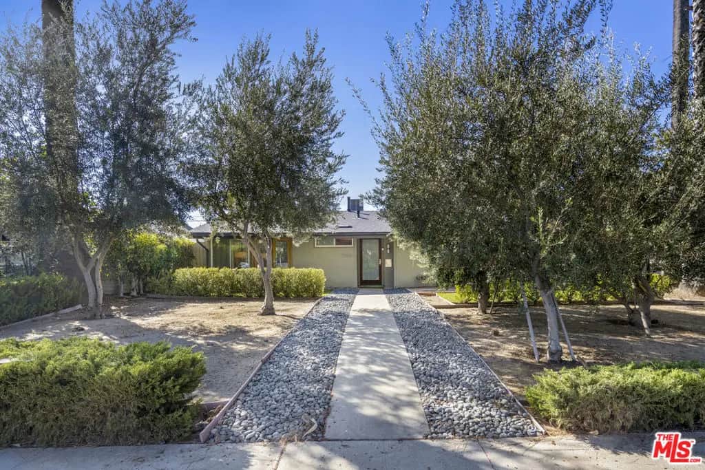 19820 Victory Boulevard, Woodland Hills, CA — listing photo 1