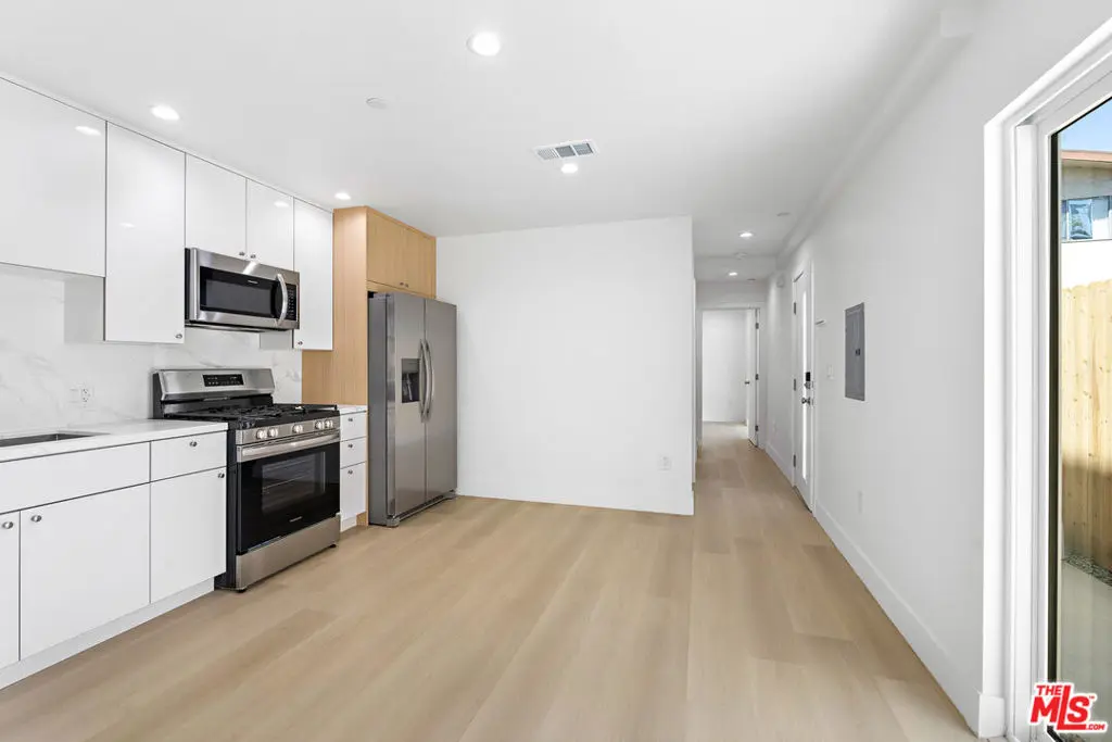 10965 Calvert 1/4, North Hollywood, CA — listing photo 1