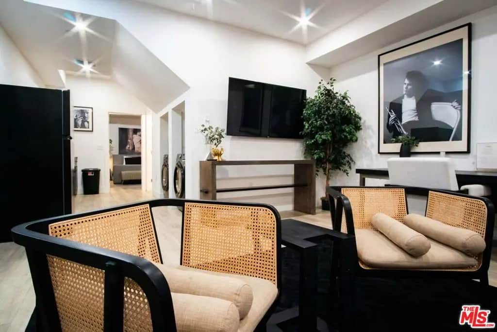 10961 Calvert 1/2, North Hollywood, CA — listing photo 1