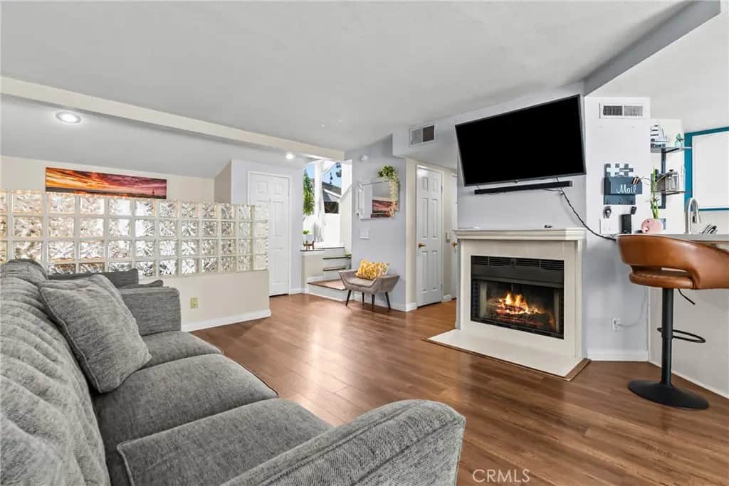 9915 Variel Avenue 22, Chatsworth, CA — listing photo 1