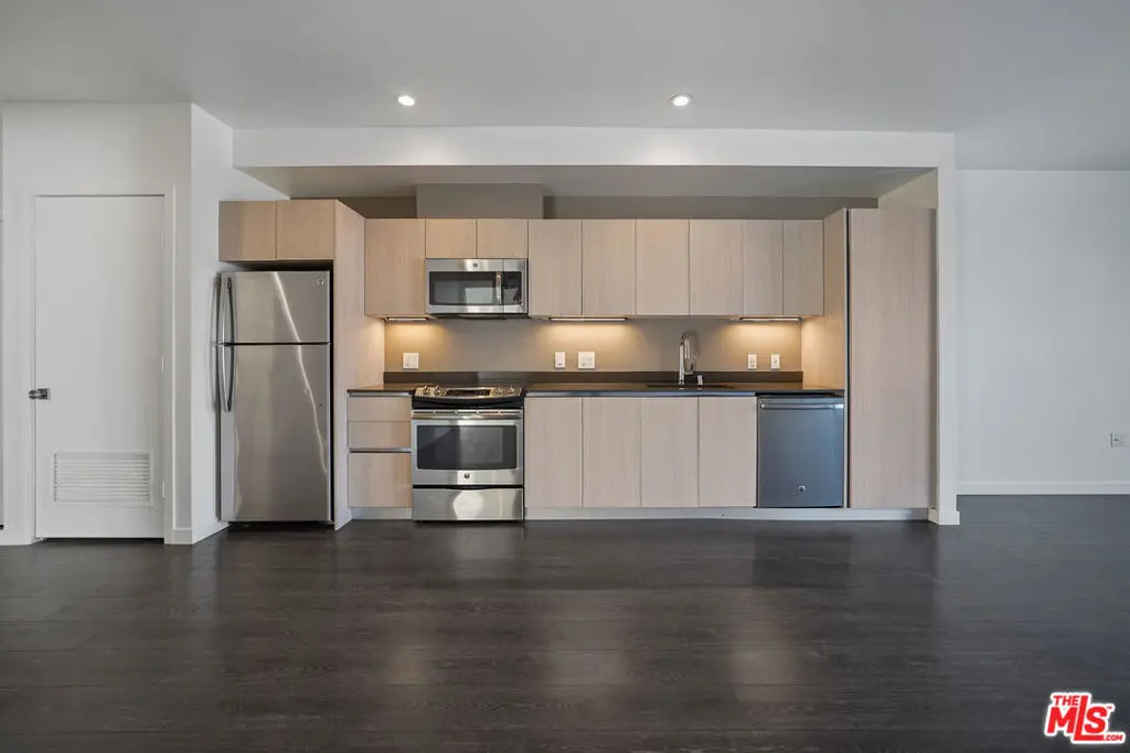 5800 Harold Way PH411A, Los Angeles, CA — listing photo 1
