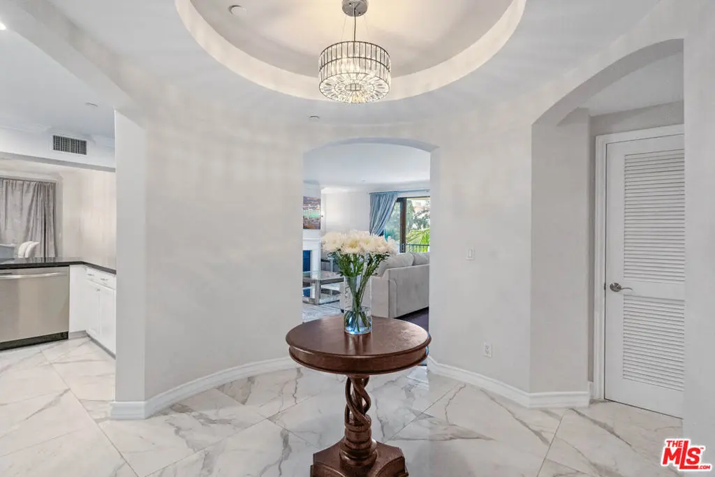 122 N Clark Drive 301, West Hollywood, CA — listing photo 1