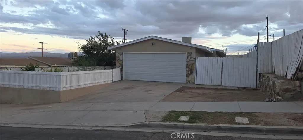 934 E Navajo Street, Barstow, CA — listing photo 1