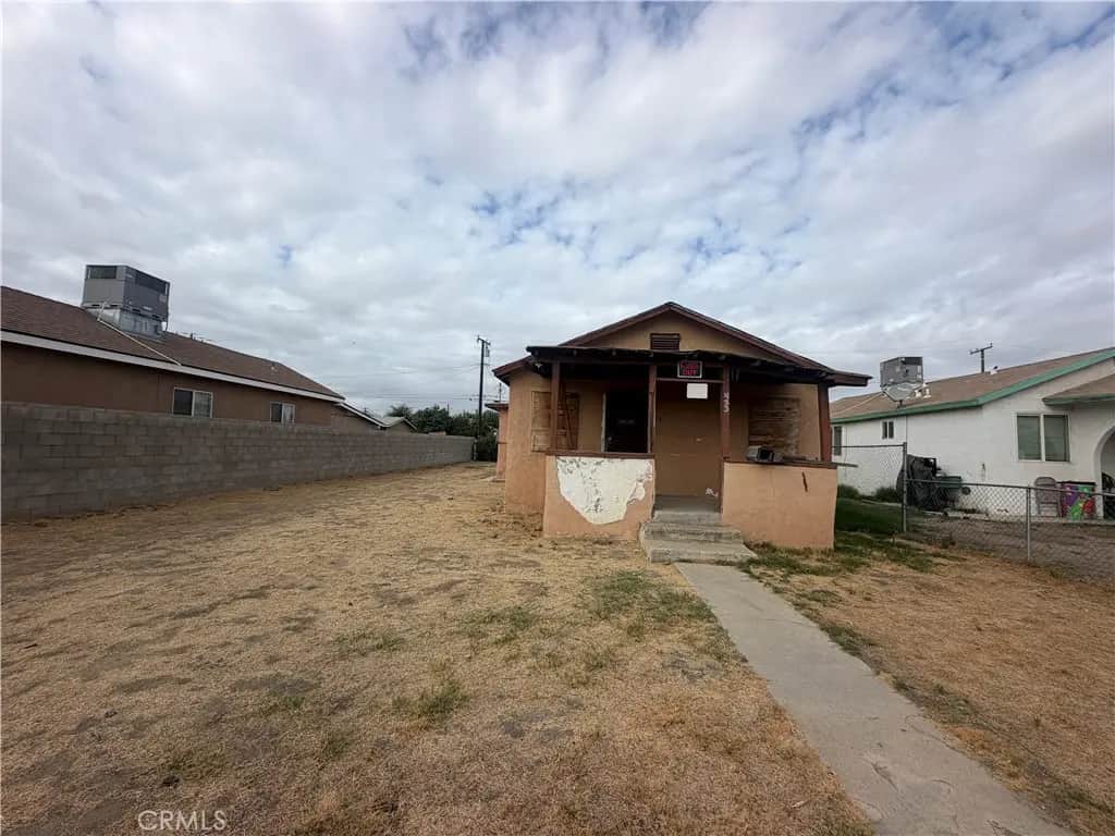 423 Dover, Delano, CA — listing photo 1