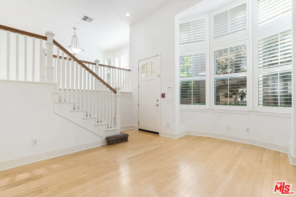 5800 Seawalk Drive 7, Los Angeles, CA — listing photo 1