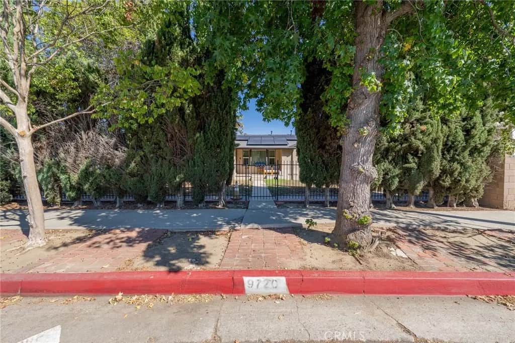 9720 Hayvenhurst, North Hills, CA — listing photo 1