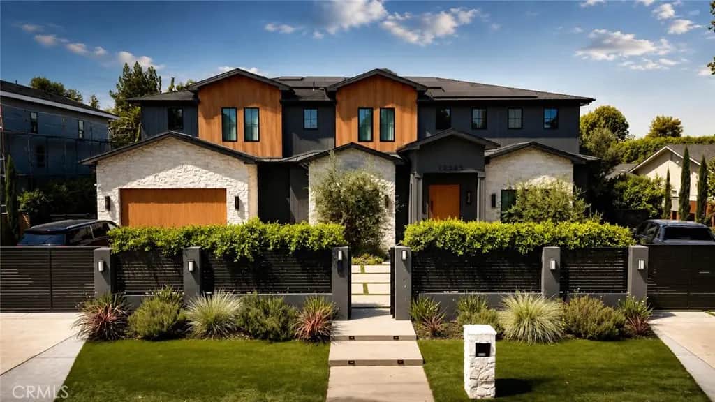23133 Oxnard, Woodland Hills, CA — listing photo 1