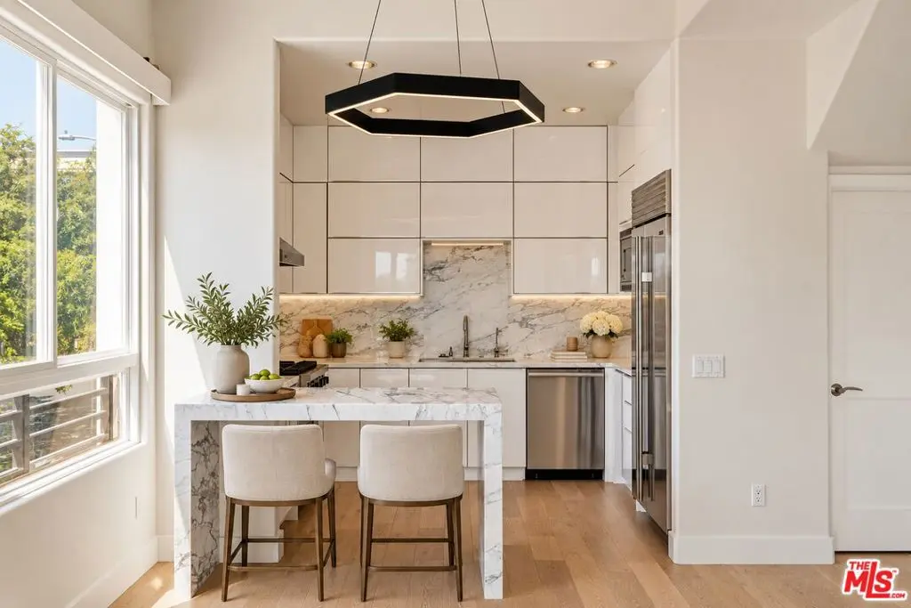 438 Arnaz Drive 106, Los Angeles, CA — listing photo 1