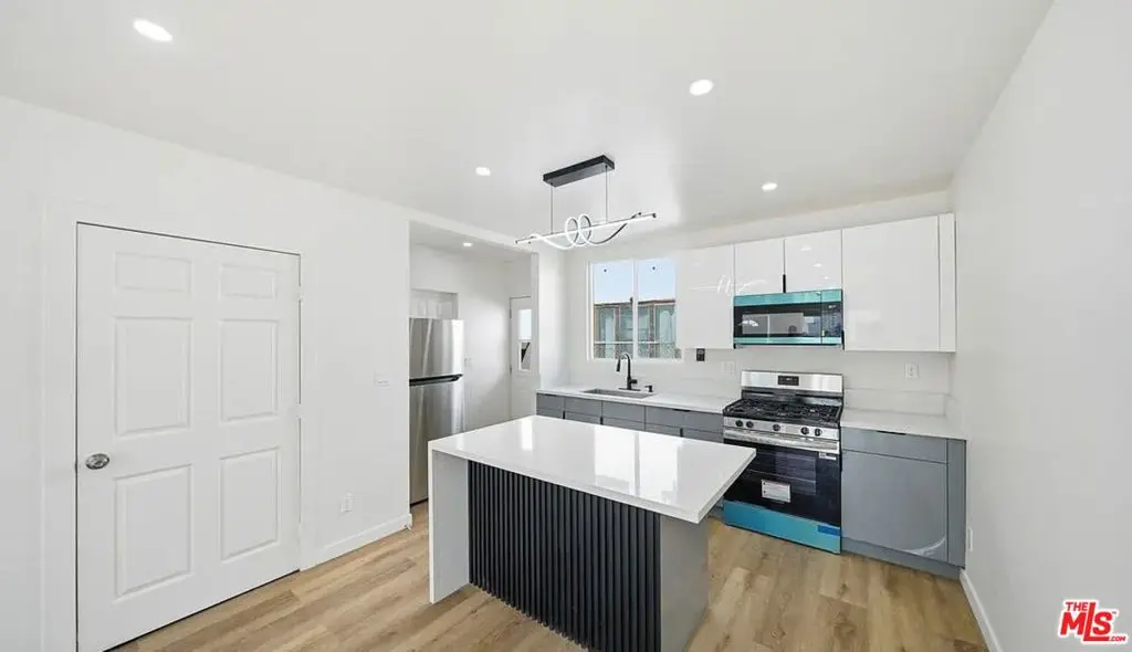 3020 W 12th Street 1/4, Los Angeles, CA — listing photo 1