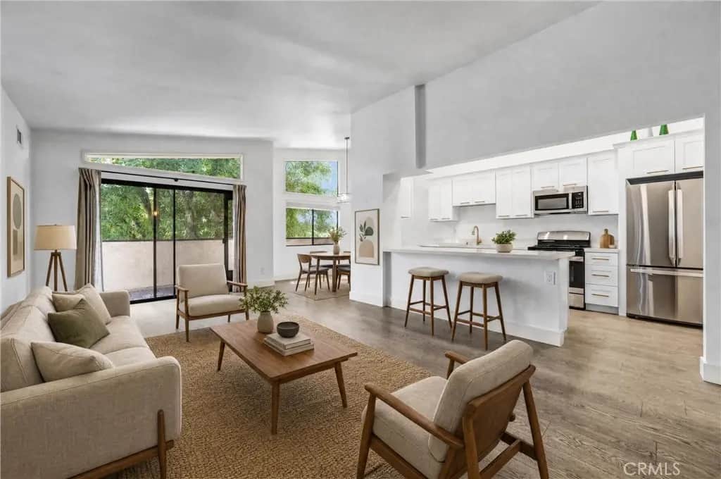 5805 Whitsett Avenue 201, Los Angeles, CA — listing photo 1