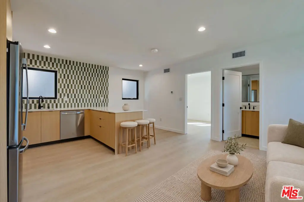 1223 Havenhurst Drive 8, West Hollywood, CA — listing photo 1