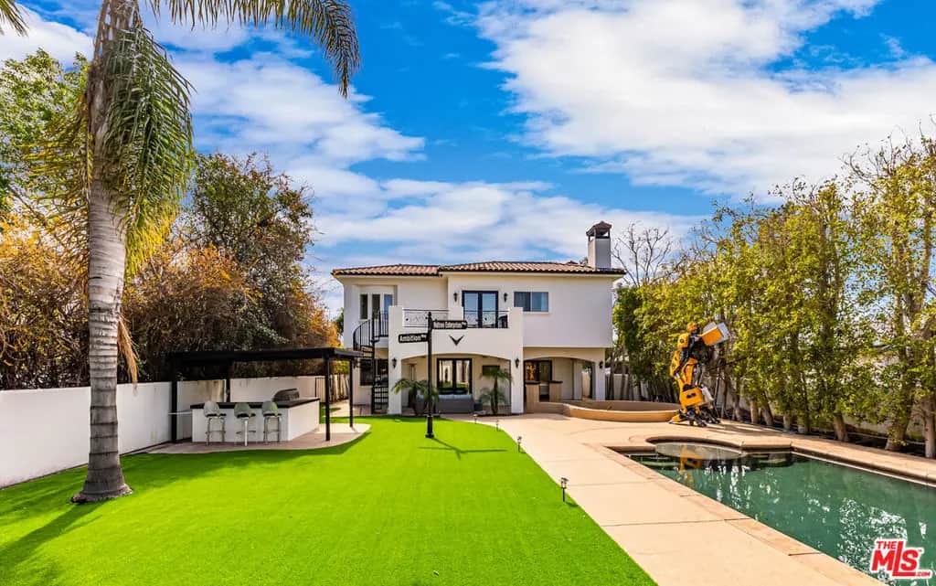 23123 Oxnard Street, Woodland Hills, CA — listing photo 1