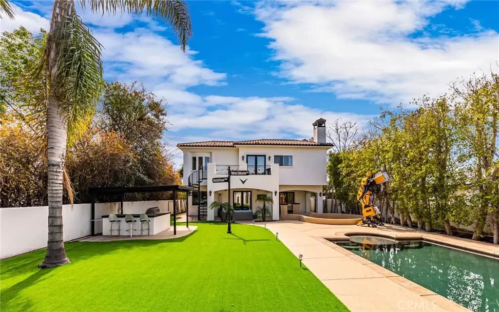 23123 Oxnard, Woodland Hills, CA — listing photo 1