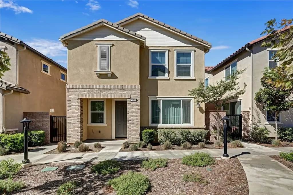 16183 Juno Way 7, Fontana, CA — listing photo 1