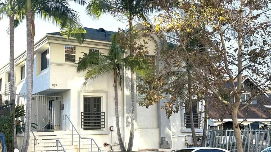 957 S Gramercy 203, Los Angeles, CA — listing photo 1