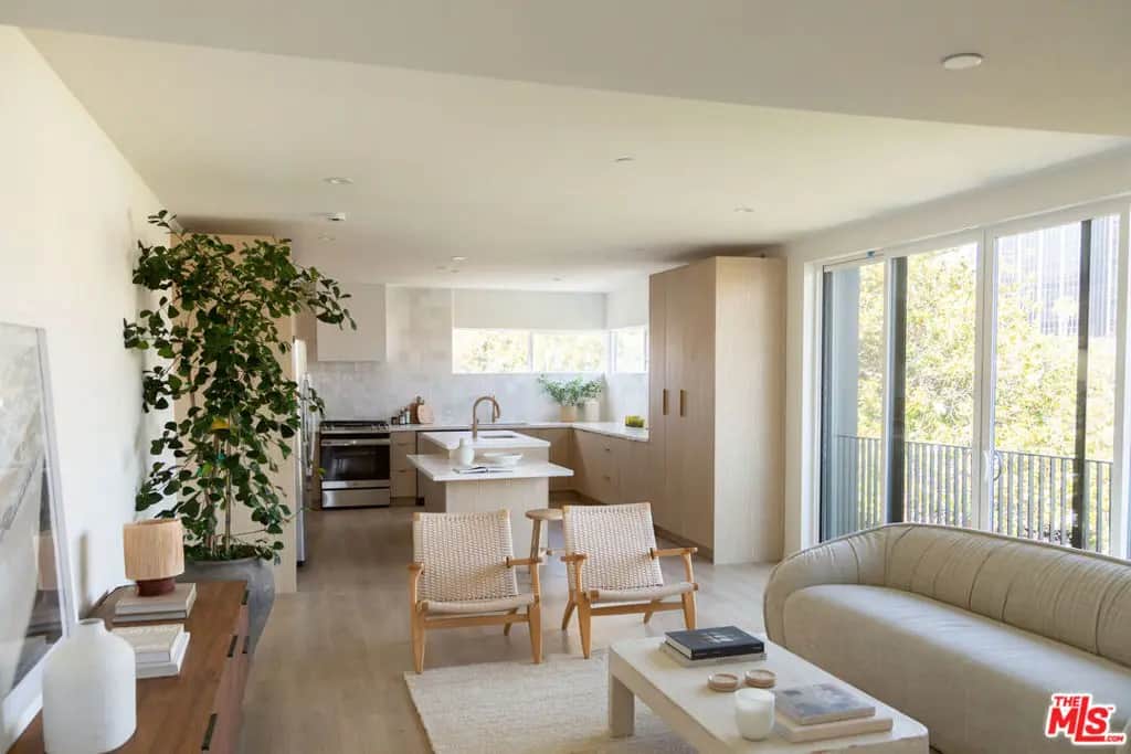 6541 De Longpre Avenue B, Los Angeles, CA — listing photo 1