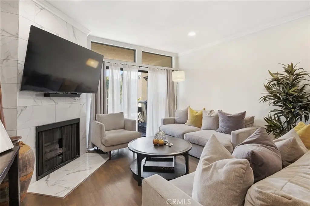 729 S Hobart Boulevard 11, Los Angeles, CA — listing photo 1
