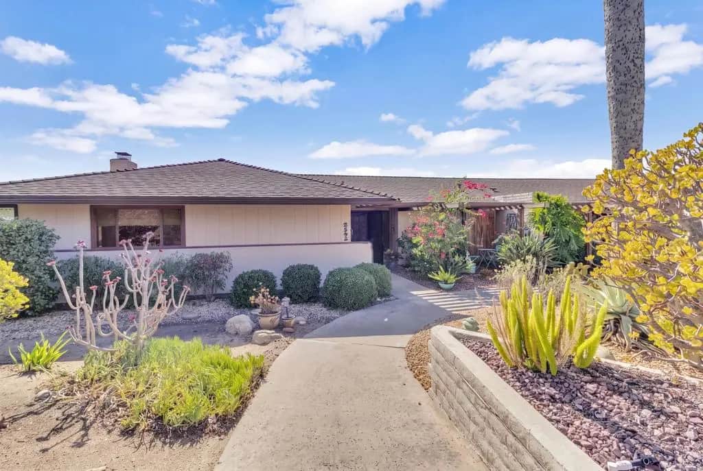 2542 Los Cerritos Lane, Fallbrook, CA — listing photo 1