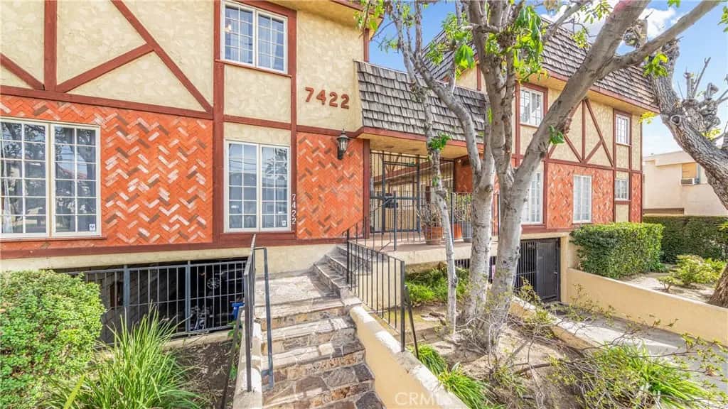 7422 Hazeltine Avenue 8, Van Nuys, CA — listing photo 1