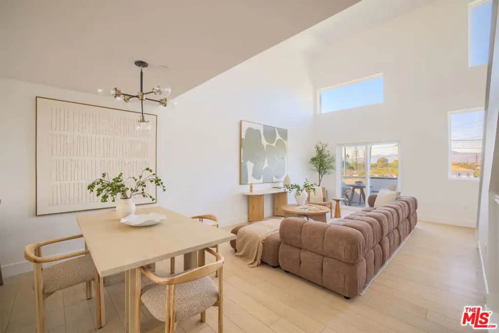 11214 Victory Boulevard 6, North Hollywood, CA — listing photo 1